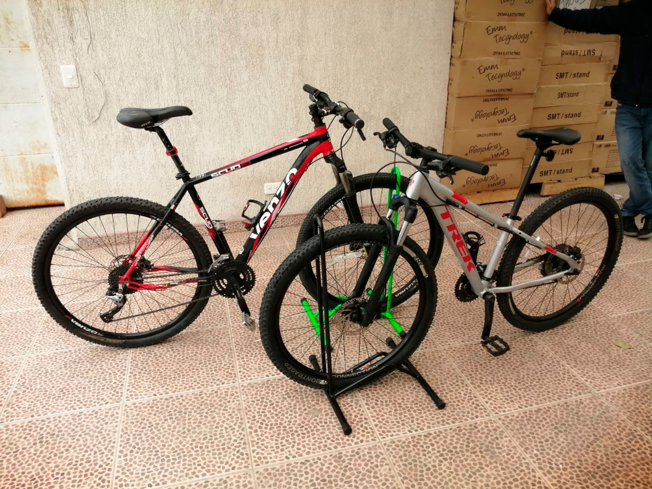 Base de piso para bicicletas color verde y negro 
